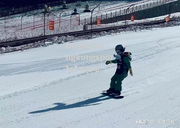 雪地滑行比赛中意大利选手勇夺冠军