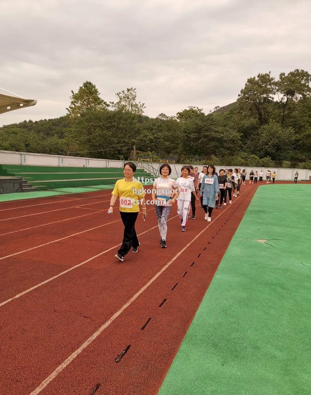 国际足坛女子比赛掀起新一轮热潮，引发关注